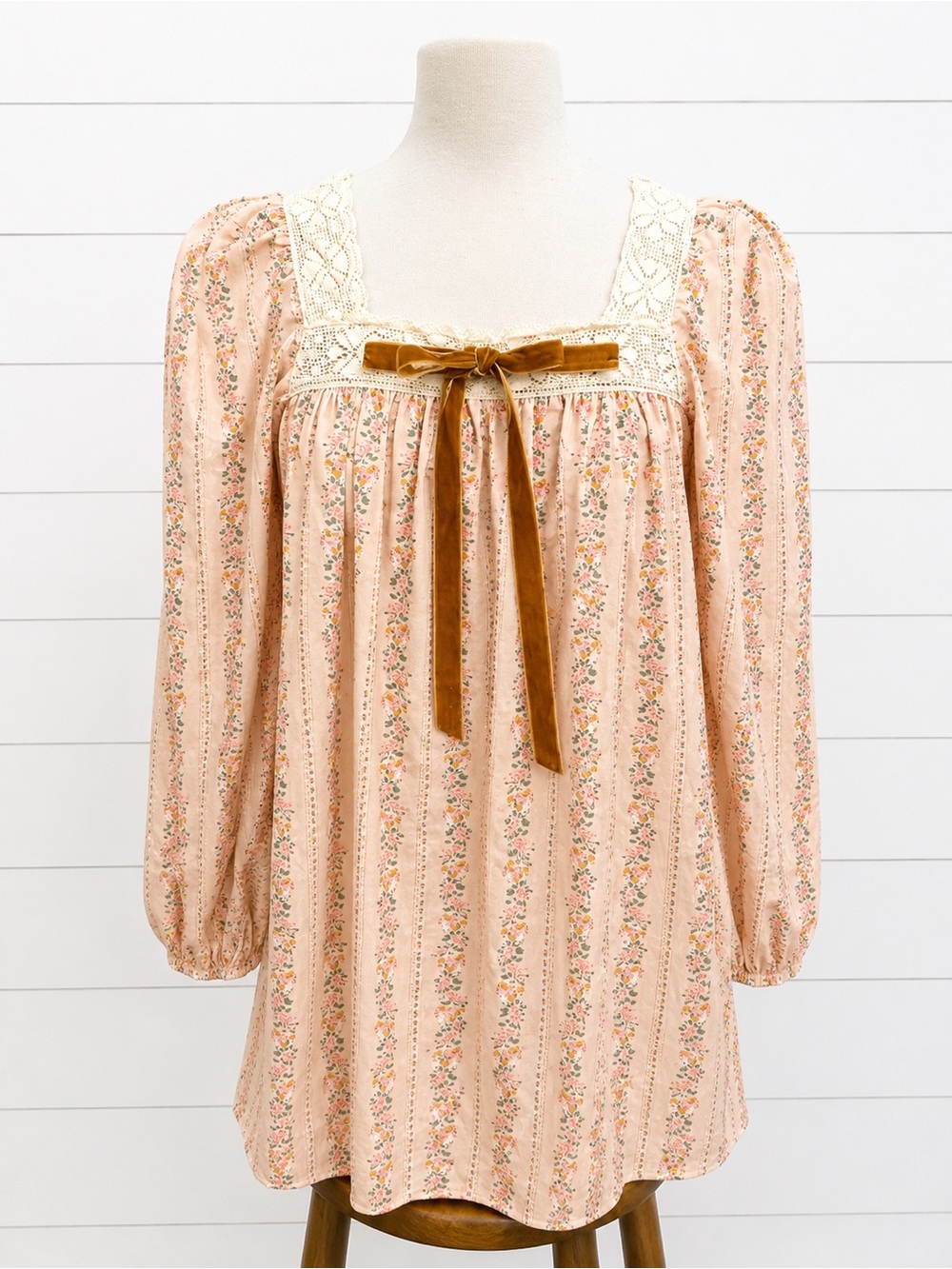 Source Unknown Peach Floral Lace-Trim Long Sleeve Dress with Velvet Bow